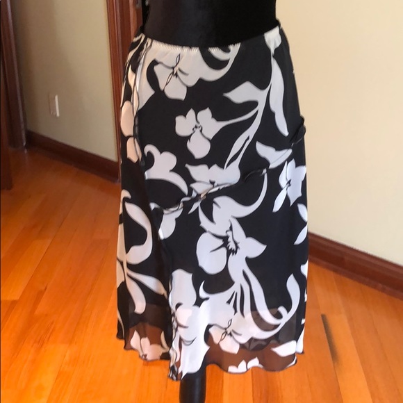 United Colors Of Benetton Floral Skirt Size 44(8)✨ - Picture 2 of 4